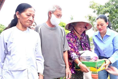 Tặng 250 phần quà cho người dân phường Tịnh Biên