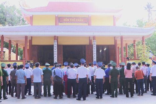 Đoàn công tác khảo sát biển, đảo Tây Nam dâng hương tưởng niệm tại Đền Thổ Châu