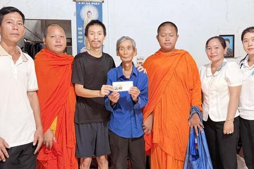 Hội Đoàn kết sư sãi yêu nước tỉnh An Giang trao hỗ trợ cho hộ có hoàn cảnh khó khăn xã Định Hòa