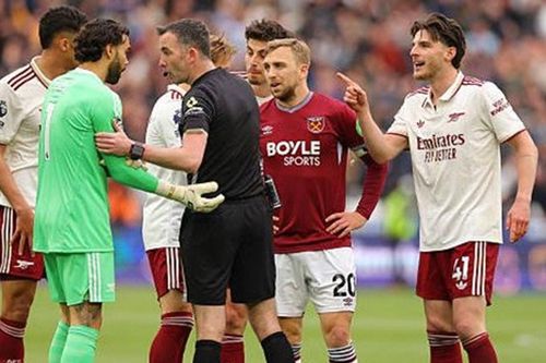 Arsenal tiến gần ngôi vương Ngoại hạng Anh sau chiến thắng nghẹt thở trước West Ham