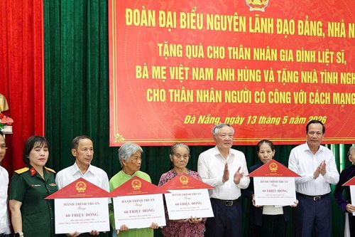 Đoàn nguyên lãnh đạo Đảng, Nhà nước dâng hương tại Nghĩa trang liệt sĩ và Tượng đài Mẹ Việt Nam anh hùng