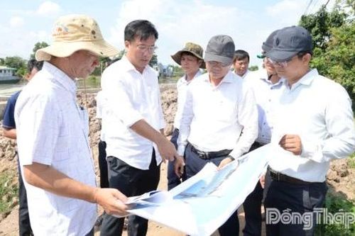 Đồng chí Nguyễn Phước Thiện khảo sát các dự án kè sạt lở, cống ngăn mặn