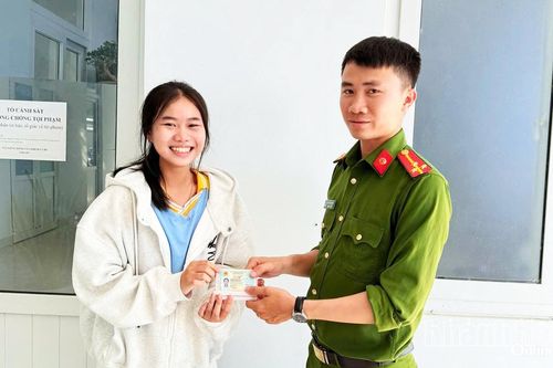 Nhặt được ví tiền, 2 học sinh lớp 9 trả lại người mất