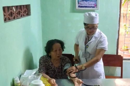 Phường Cam Ranh tổ chức khám bệnh tại nhà cho người cao tuổi