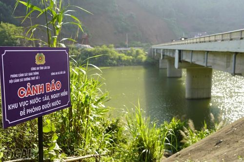 Cắm bổ sung 15 biển cảnh báo đuối nước tại lòng hồ Nậm Lúc