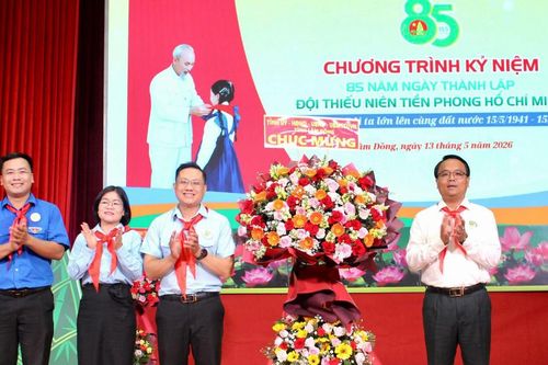 Phó Bí thư Thường trực Tỉnh ủy Đặng Hồng Sỹ dự kỷ niệm 85 năm thành lập Đội TNTP Hồ Chí Minh
