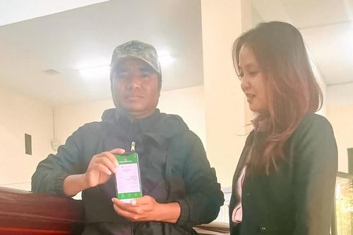 Người dân Lâm Đồng trao trả tiền do chuyển khoản nhầm