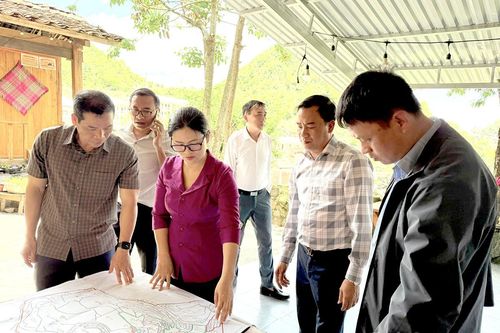 Phó Chủ tịch UBND tỉnh Vương Ngọc Hà kiểm tra tiến độ công trình xây dựng, khảo sát tại xã Đồng Văn và Lũng Cú