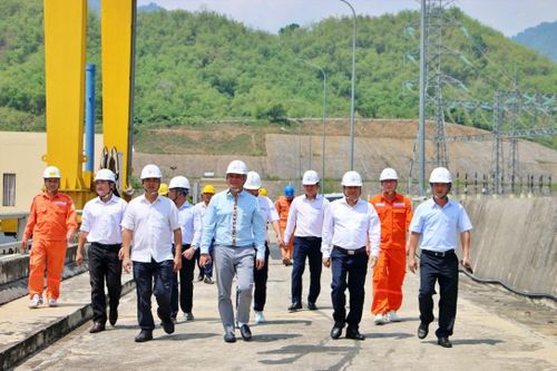 Đoàn công tác EVNGENCO2 thăm hỏi, động viên người lao động tại Thủy điện Trung Sơn nhân dịp Tháng Công nhân