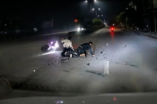 Xe máy lao tốc độ cao, trượt dài trên đường sau cú húc đuôi ô tô