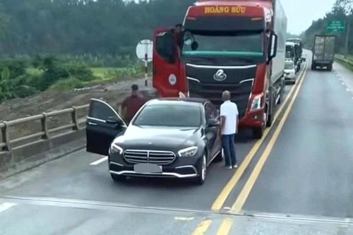 Xác minh clip xe Mercedes chặn đầu phương tiện khác trên cao tốc Nội Bài - Lào Cai