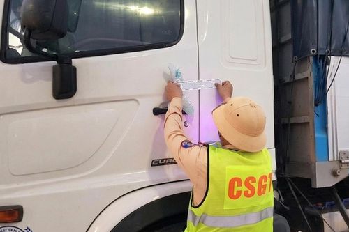 Khánh Hòa: Không bằng vẫn lái xe tải trên cao tốc, tài xế và chủ xe bị phạt 78 triệu đồng