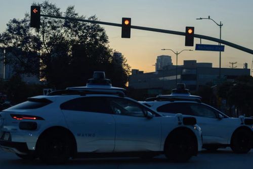 Waymo triệu hồi 3.800 xe taxi tự lái do nguy cơ đi vào khu vực ngập lụt