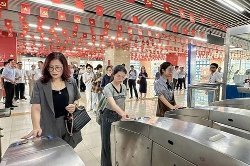 Hà Nội 'tăng tốc' triển khai thẻ vé điện tử liên thông xe buýt - metro