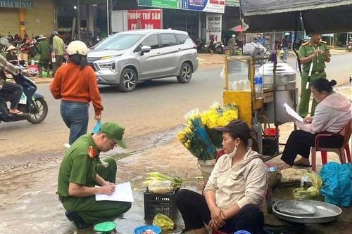 Chợ tự phát lấn quốc lộ 27 qua Đắk Lắk tiềm ẩn nguy cơ tai nạn giao thông