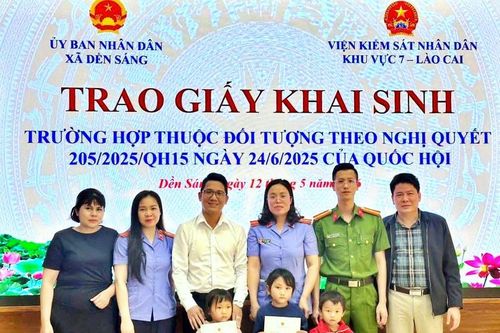 Trao Giấy khai sinh cho các cháu bé vùng sâu vùng xa Dền Sáng để đi học