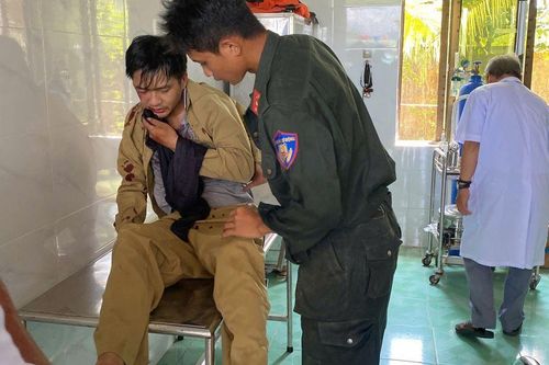 Đang làm nhiệm vụ, công an lao vào cứu người đàn ông rơi từ mái nhà khi lắp biển quảng cáo