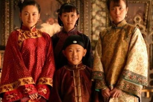 Cuộc đời đặc biệt của nam diễn viên mãi 'mắc kẹt' trong gương mặt của cậu bé lên 9