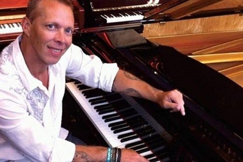 Cú ngã xuống bể bơi khiến người đàn ông không biết nhạc bỗng trở thành thiên tài piano