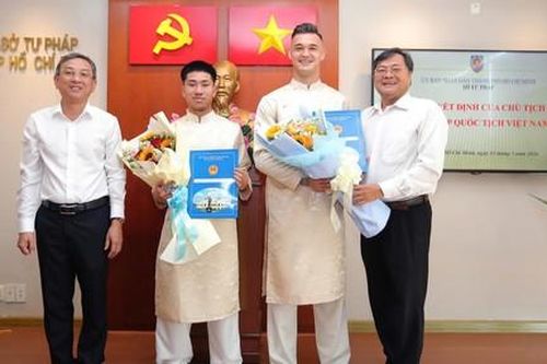 Hai cầu thủ Việt kiều Khoa Ngô và Lê Giang Patrik thuộc CLB Công an TPHCM nhận quốc tịch Việt Nam