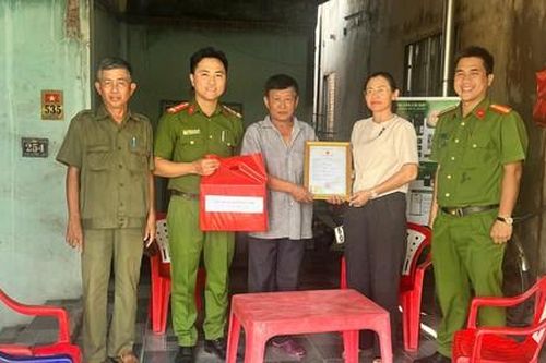 Công an xã Phước Hòa trao thẻ căn cước cho các phận đời yếu thế – trao niềm tin và hy vọng