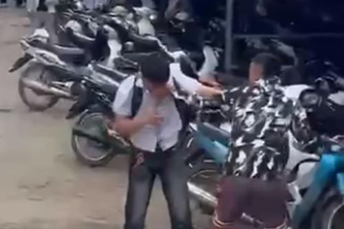 Nam sinh lớp 12 bị nhóm thanh niên xông vào trường hành hung