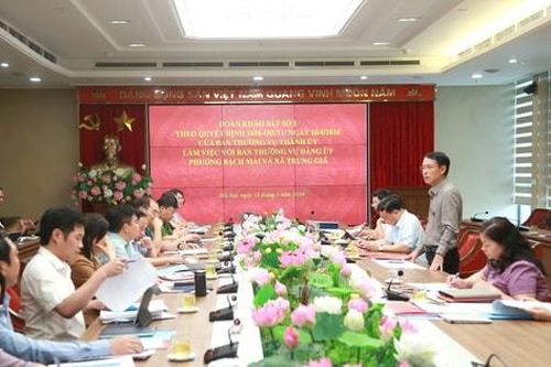 Phó Bí thư Thường trực Thành ủy Nguyễn Trọng Đông làm việc với Ban Thường vụ Đảng ủy phường Bạch Mai, xã Trung Giã