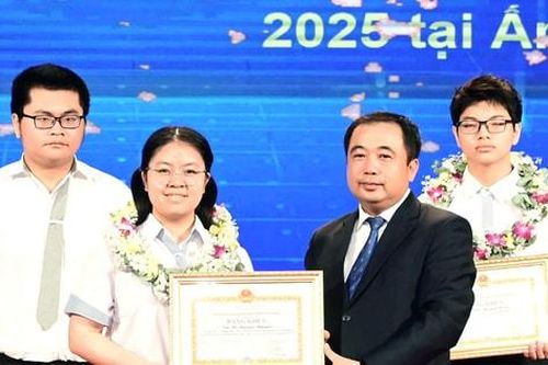 Bí thư Thành ủy Hà Nội: Đầu tư cho giáo dục là đầu tư cho tương lai Thủ đô