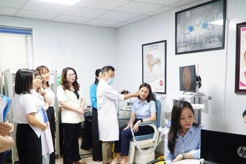 Công đoàn phường Ba Đình tổ chức khám bệnh miễn phí cho người lao động