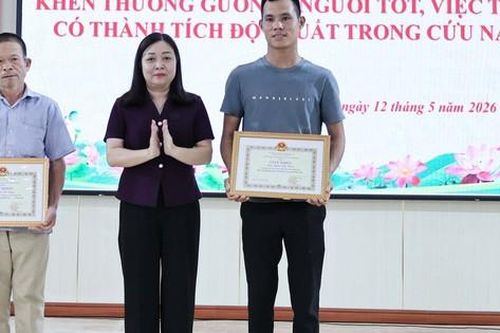 Khen thưởng 2 người cứu bé trai 10 tuổi đuối nước dưới ao