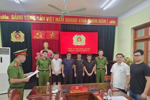Bắt nhóm tài xế taxi dùng thiết bị 'phá sóng' qua mặt hệ thống, chiếm đoạt tiền