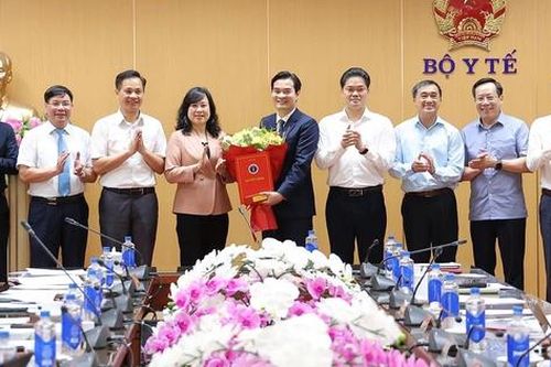 Bộ trưởng Bộ Y tế Đào Hồng Lan trao quyết định bổ nhiệm Cục trưởng Cục An toàn thực phẩm