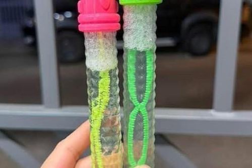 Cảnh báo ngộ độc với đồ chơi thổi bong bóng xà phòng