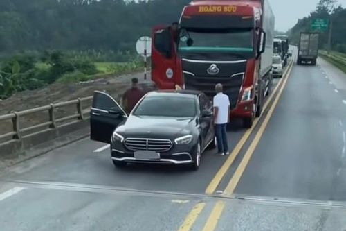 Xác minh vụ ô tô Mercedes dừng giữa cao tốc, chặn xe đầu kéo để 'lời qua tiếng lại'