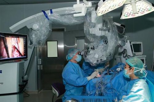 Đẩy mạnh đào tạo vi phẫu chuyên sâu cho bác sĩ trẻ, chuyển giao công nghệ y khoa hiện đại
