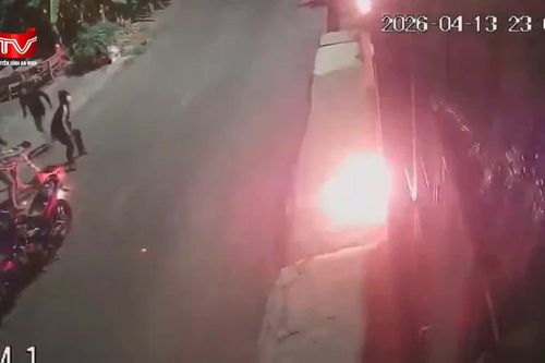 Điều tra xác minh nhóm đối tượng phóng hỏa nhà dân giữa đêm khuya