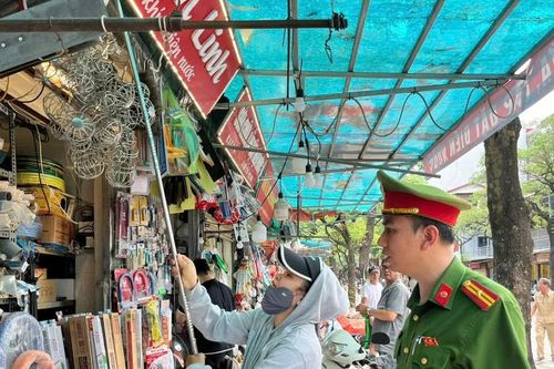 Xử lý các vi phạm về trật tự đô thị tại phố Trần Quang Diệu, chợ Thái Hà