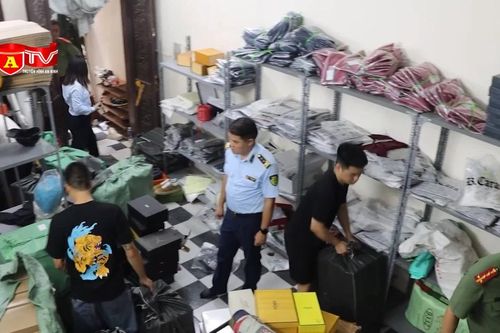 Đột kích 'kho' hàng hiệu giả trong ngõ nhỏ Hà Nội, thu giữ hơn 700 sản phẩm