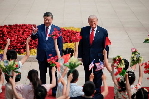 Các em nhỏ Trung Quốc vẫy cờ hoa chào đón Tổng thống Trump