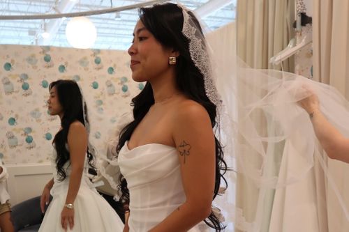 Cô dâu Mỹ đặt váy cưới ở TP.HCM, tiết kiệm hơn 300 triệu đồng