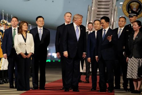 Màn đón ông Trump ở sân bay của Trung Quốc gửi thông điệp gì?