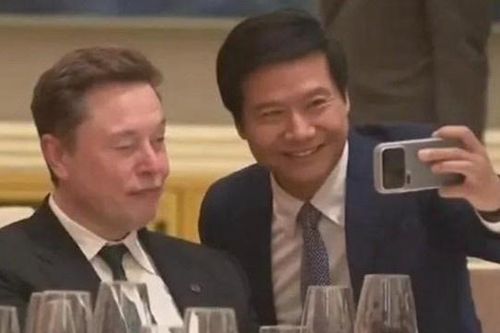 Clip CEO Xiaomi xin chụp ảnh với Elon Musk gây bão