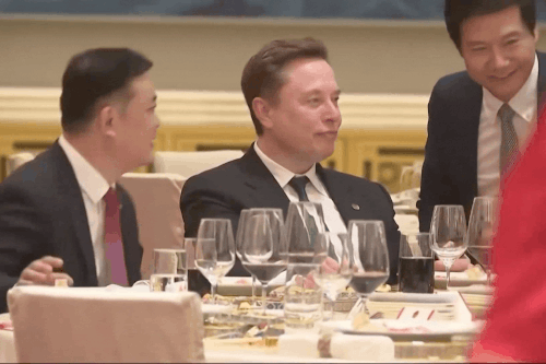 Chiếc điện thoại được CEO Xiaomi dùng để selfie với Elon Musk