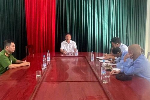 Chèo kéo du khách, 2 người hoạt động xích lô bị nhắc nhở và viết cam kết