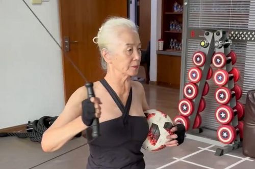 Cụ bà 81 tuổi nâng tạ, kéo cáp 'dễ như ăn kẹo': Tuổi trung niên từng suy yếu vì 3 cuộc phẫu thuật