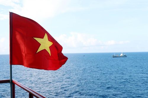 Quốc kỳ tung bay trên biển đảo quê hương