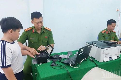 Đồng Tháp: Nỗ lực thực hiện chiến dịch '30 ngày, đêm' cấp căn cước, tài khoản định danh điện tử cho công dân là trẻ em