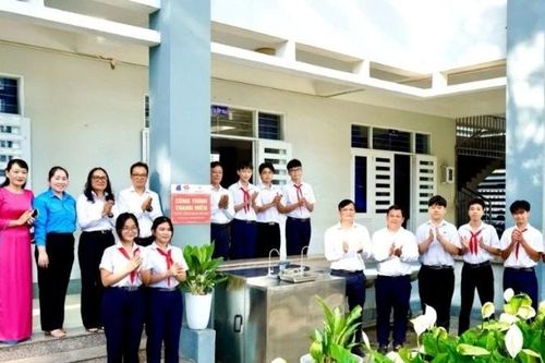 Công ty EPS bàn giao công trình thanh niên 'Nước sạch cho em'