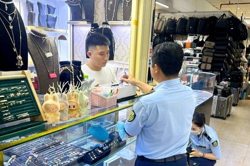 Thành phố Hồ Chí Minh đồng loạt xử lý hàng giả tại các điểm mua sắm nổi tiếng