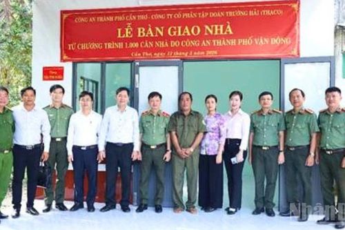 Trao những mái ấm đầu tiên trong chương trình hỗ trợ 1.000 căn nhà do Công an thành phố Cần Thơ vận động